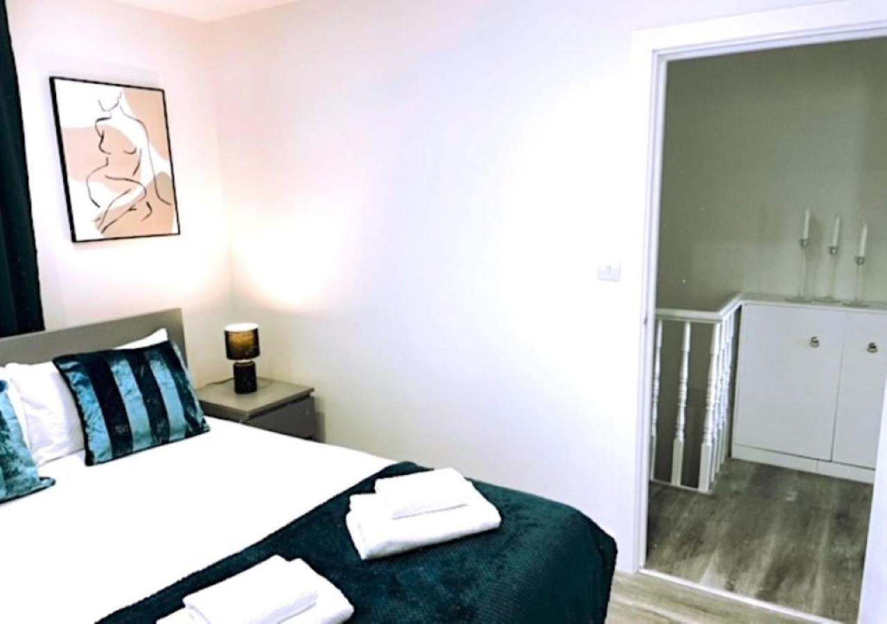 2 Bedroom Serviced Apartment # Londres Exterior foto